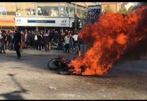 صورة من الاحتجاجات في طهران بسبب الأوضاع الأقتصادية وانهيار سعر العملة
