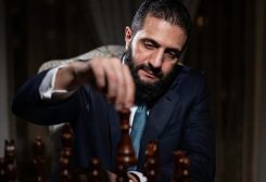 الرئيس السوري أحمد الشرع أمام رقعة الشطرنج