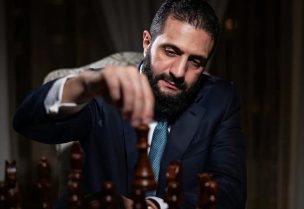 الرئيس السوري أحمد الشرع أمام رقعة الشطرنج