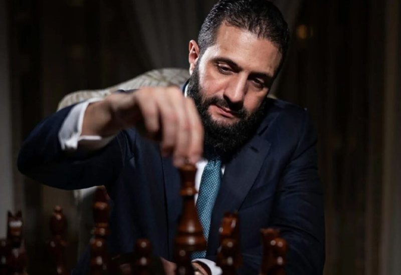 الرئيس السوري أحمد الشرع أمام رقعة الشطرنج