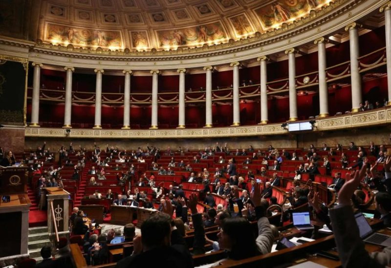 أعضاء البرلمان يرفعون أيديهم خلال جلسة مناقشة مشروع قانون الموازنة لعام 2026 في الجمعية الوطنية (أ.ف.ب)
