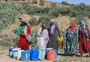 سكان مدينة قابس يؤكدون أن مصنع معالجة الفوسفات يصرّف نفاياته في البحر والهواء الطلق (أ.ف.ب)