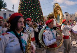 فرق الكشافة الفلسطينية في ساحة المهد خلال احتفالات عيد الميلاد (أسوشيتد برس)