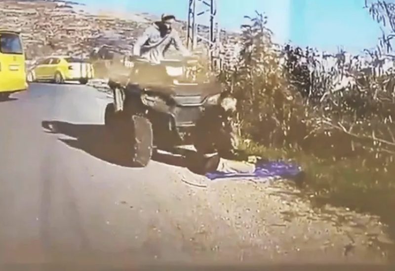الجندي الإسرائيلي كان بلباس مدني لحظة دهسه فلسطينيا كان يصلي على جانب الطريق. (مواقع التواصل)
