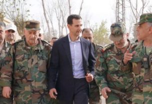 صورة للرئيس السوري المخلوع بشار الأسد مع ضباط من نظامه البائد