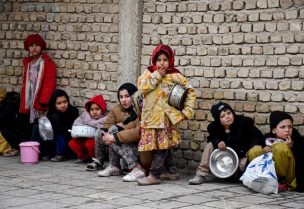 أطفال أفغان ينتظرون الحصول على حصتهم من الطعام. أرشيفية