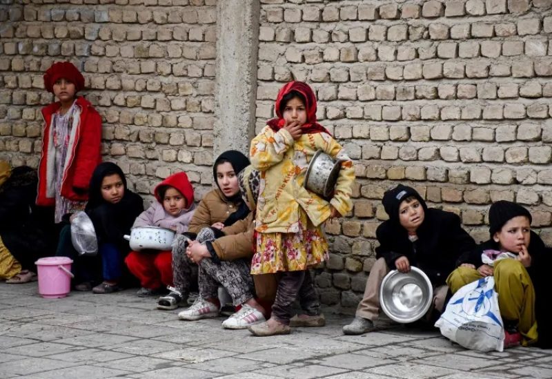 أطفال أفغان ينتظرون الحصول على حصتهم من الطعام. أرشيفية