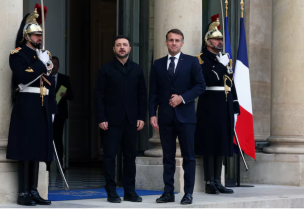 الرئيس الفرنسي إيمانويل ماكرون يرحب بنظبره الأوكراني فولوديمير زيلينسكي لدى وصوله إلى قصر الإليزيه في باريس - رويترز