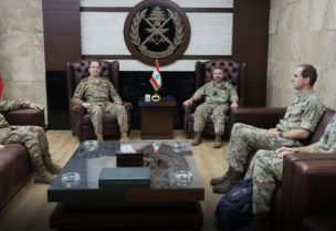 قائد الجيش اللبناني العماد رودولف هيكل يستقبل مستشار الدفاع البريطاني الأميرال إدوارد أهليغرن