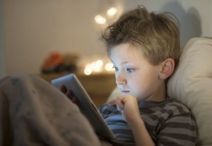 استخدام الأطفال لوسائل التواصل الاجتماعي - تعبيرية