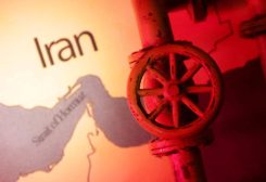 خريطة تظهر مضيق هرمز وإيران خلف خط أنابيب نفط مطبوع بتقنية ثلاثية الأبعاد. رويترز