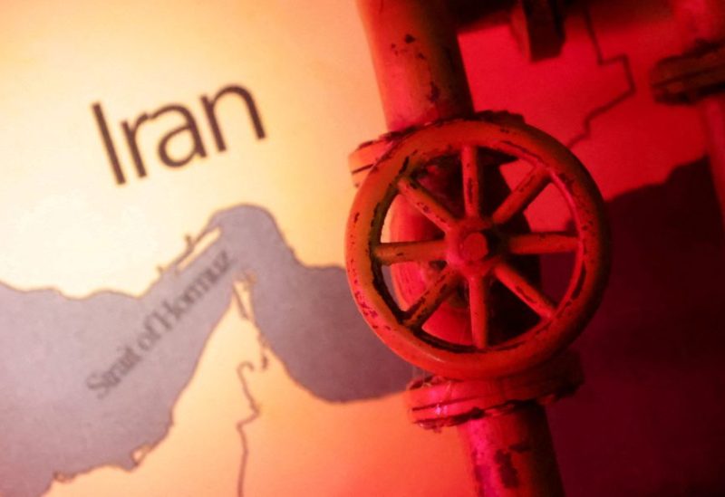 خريطة تظهر مضيق هرمز وإيران خلف خط أنابيب نفط مطبوع بتقنية ثلاثية الأبعاد. رويترز