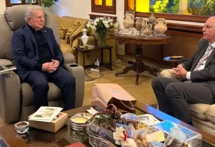 الرئيس أمين الجميّل مع السفير الفرنسي في لبنان، Hervé Magro