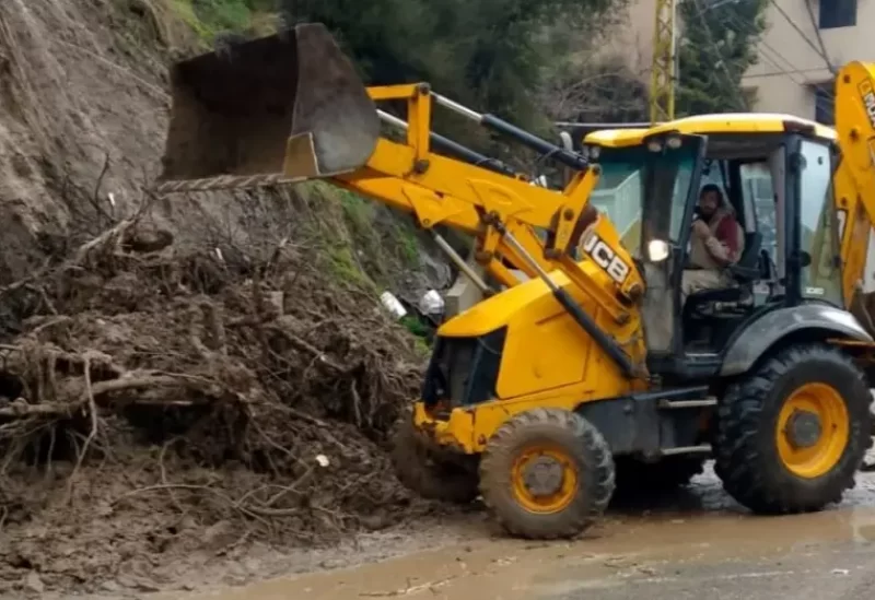 انهيارات تربة وحجارة تعيق الطرق في الضنية بسبب الأمطار الغزيرة