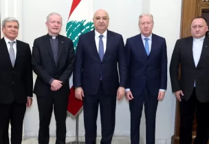 رئيس الجمهورية العماد جوزاف عون خلال استقباله الرئيس الجديد لجامعة القديس يوسف، الأب فرنسوا بويديك اليسوعي، ومدير مدرسة سيدة الجمهور، الأب ماريك شيسليك، بحضور وزير الخارجية والمغتربين يوسف رجي.