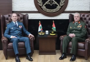 قائد الجيش العماد رودولف هيكل في مكتبه في اليرزة مع رئيس هيئة الأركان المشتركة في القوات المسلحة الأردنية اللواء الركن يوسف الحنيطي