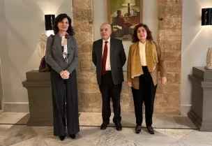 وزير الثقافة الدكتور غسان سلامة في مكتبه بالمكتبة الوطنية-الصنائع مع السيدتين ساندرا أبو ناضر وريتا نمور، مؤسستي متحف بيروت للفن الحديث والمعاصر وBEMA