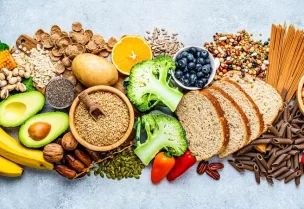 الحبوب الكاملة والفواكه والخضروات - آيستوك