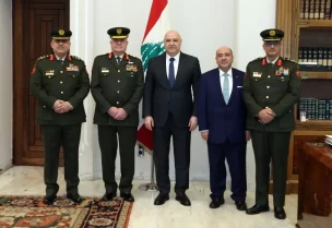 الرئيس جوزاف عون مع السفير الأردني الدكتور وليد الحديد، قائد الجيش الأردني اللواء الركن يوسف الحنيطي على رأس وفد ضم العميد هيثم بكر والعميد مجدي الحراسيس