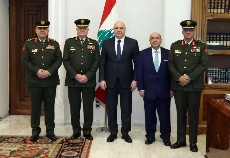 الرئيس جوزاف عون مع السفير الأردني الدكتور وليد الحديد، قائد الجيش الأردني اللواء الركن يوسف الحنيطي على رأس وفد ضم العميد هيثم بكر والعميد مجدي الحراسيس