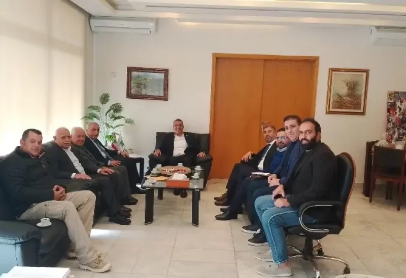 وزير الزراعة الدكتور نزار هاني في مكتبه مع النائب الدكتور قاسم هاشم على رأس وفد من اتحاد بلديات العرقوب