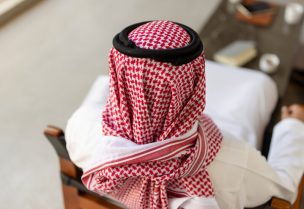 صورة لرجل يرتدي الزي الخليجي. تعبيرية