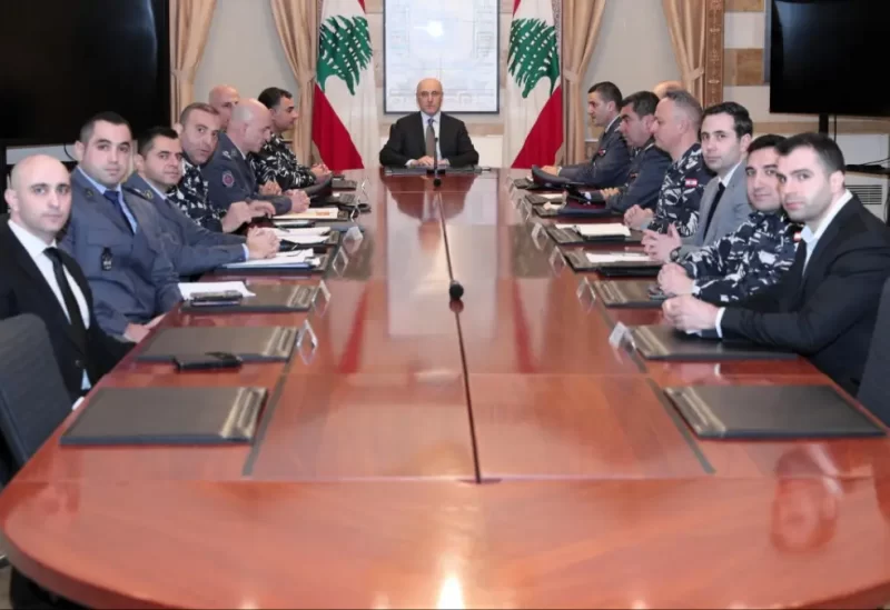 وزير الداخلية والبلديات أحمد الحجار، قبل ظهر اليوم، اجتماعًا ضم المدير العام لقوى الأمن الداخلي اللواء رائد عبدالله، قائد الدرك العميد جان عواد، قائد شرطة بيروت العميد عماد الجمل، وأعضاء اللجنة المكلفة بمتابعة ملف الدراجات النارية، إلى جانب عدد من الضباط المعنيين بشؤون السير.