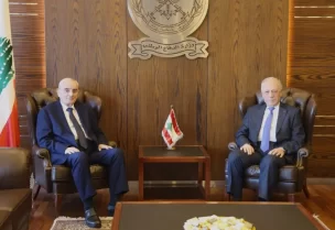 وزير الدفاع الوطني اللواء ميشال منسى في مكتبه باليرزة اليوم، النائب ميشال معوّض