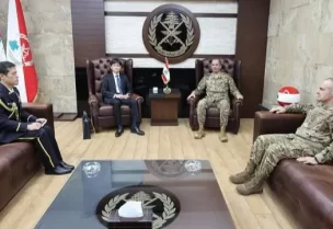 قائد الجيش اللبناني العماد رودولف هيكل في مكتبه في اليرزة مع السفير الياباني في لبنان كينجي يوكوتا، يرافقه الملحق العسكري العقيد هيغوشي توموناري