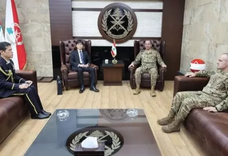 قائد الجيش اللبناني العماد رودولف هيكل في مكتبه في اليرزة مع السفير الياباني في لبنان كينجي يوكوتا، يرافقه الملحق العسكري العقيد هيغوشي توموناري