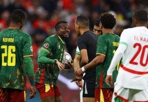 الكاميروني نوهو تولو يعترض على الحكم خلال مباراة فريقه أمام المغرب بدور الثمانية بكأس الأمم الأفريقية لكرة القدم في الرباط - رويترز