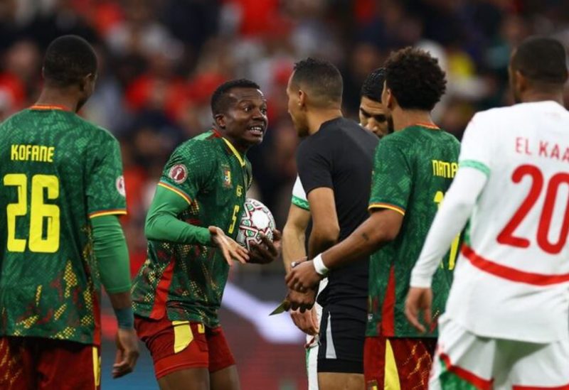 الكاميروني نوهو تولو يعترض على الحكم خلال مباراة فريقه أمام المغرب بدور الثمانية بكأس الأمم الأفريقية لكرة القدم في الرباط - رويترز