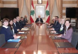 وزير الداخلية اللبناني أحمد الحجار خلال لقائه الوفد الأممي لمناقشة عودة النازحين السوريين