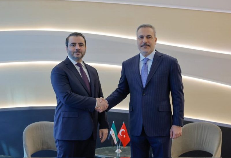 وزير الخارجية السوري أسعد حسن الشيباني يلتقي نظيره التركي هاكان فيدان في باريس