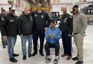 نيكولاس مادورو عند وصوله إلى مطار نيويورك ستيوارت الدولي بعد اعتقاله من قبل قوات أميركية خاصة