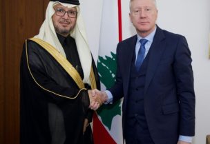 وزير الخارجية والمغتربين يوسف رجي مع سفير المملكة العربية السعودية وليد البخاري