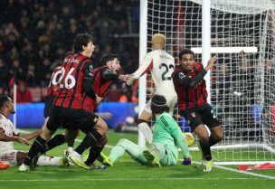 أمين عدلي لاعب بورنموث يحتفل بتسجيل الهدف الثالث لفريقه ضد ليفربول. رويترز