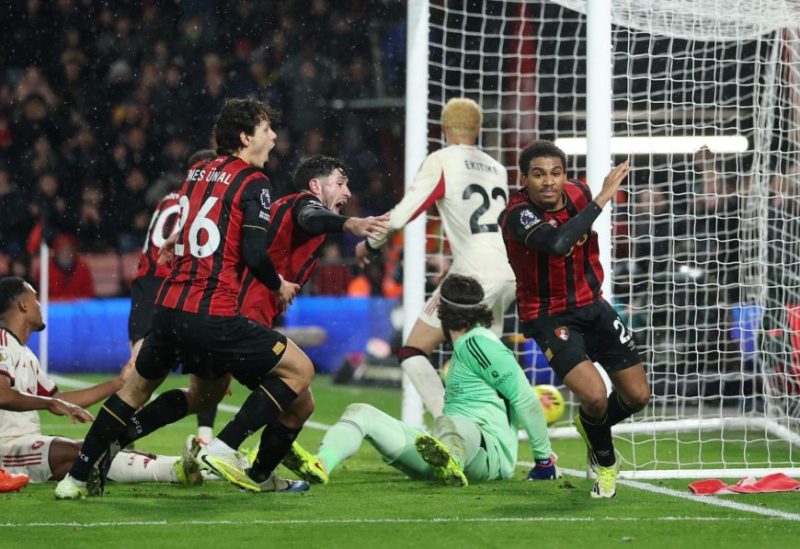 أمين عدلي لاعب بورنموث يحتفل بتسجيل الهدف الثالث لفريقه ضد ليفربول. رويترز