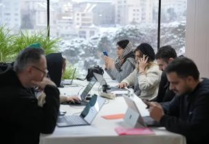 تجار إيرانيون يمارسون أعمالهم عبر إنترنت وفرته غرفة التجارة (موقع زوميت الإيراني)