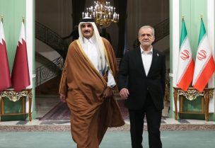 بزكشيان يستقبل أمير قطر في وقت سابق (غيتي)