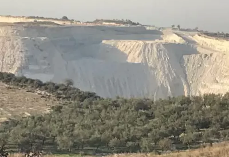لجنة كفرحزير البيئية تطالب الحكومة بتحصيل ملياري دولار رسوماً على المقالع والكسارات