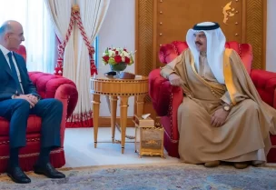 وزير الداخلية والبلديات أحمد الحجار و ملك البحرين حمد بن عيسى آل خليفة في قصر الصخير في البحرين