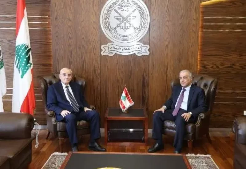 وزير الدفاع الوطني اللواء ميشال منسى، في مكتبه في اليرزة مع النائب قاسم هاشم