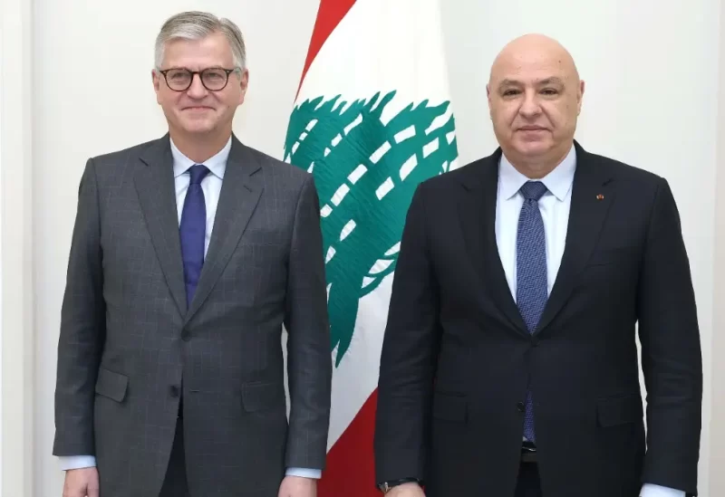 رئيس الجمهورية العماد جوزاف عون مع وكيل الأمين العام للأمم المتحدة لإدارة عمليات السلام جان بيار لاكروا في قصر بعبدا