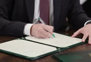 الشرع يوقع المرسوم