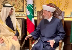 مفتي الجمهورية اللبنانية الشيخ عبد اللطيف دريان في دار الفتوى، مع سفير المملكة العربية السعودية في لبنان وليد بخاري،