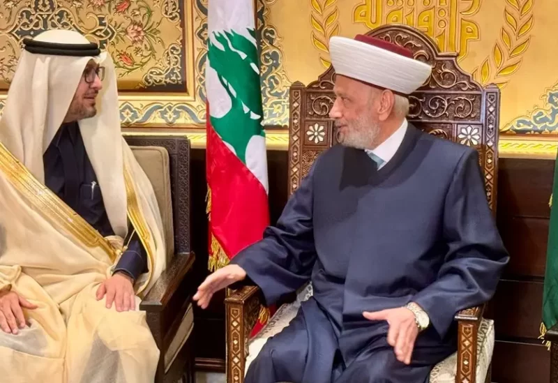مفتي الجمهورية اللبنانية الشيخ عبد اللطيف دريان في دار الفتوى، مع سفير المملكة العربية السعودية في لبنان وليد بخاري،