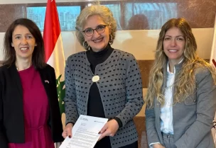 وزيرة التربية والتعليم العالي الدكتورة ريما كرامي مع نائبة رئيس البعثة ومديرة التنمية في سفارة بريطانيا في لبنان فيكتوريا دان، والمديرة القطرية للمجلس الثقافي البريطاني في لبنان ميساء ضاوي.