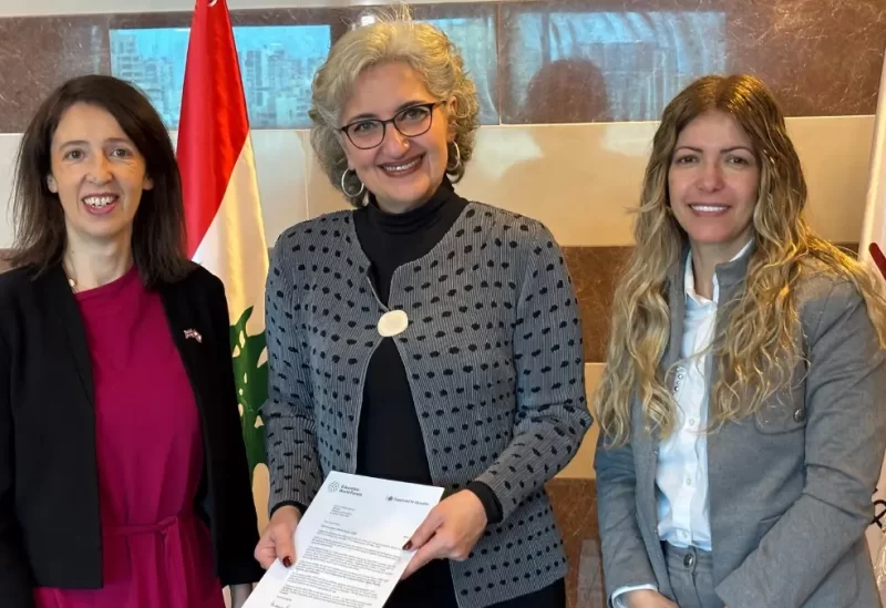 وزيرة التربية والتعليم العالي الدكتورة ريما كرامي مع نائبة رئيس البعثة ومديرة التنمية في سفارة بريطانيا في لبنان فيكتوريا دان، والمديرة القطرية للمجلس الثقافي البريطاني في لبنان ميساء ضاوي.