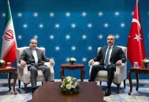 وزير الخارجية التركي ونظيره الإيراني (فرانس برس)